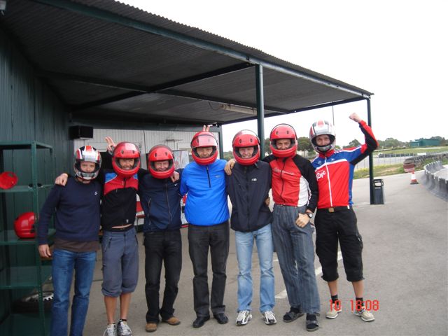 Ryegutta+brukte+ogs%E5+hjelm+p%E5+gokart-banen.+Klikk+p%E5+bildet+for+st%F8rre+format%21